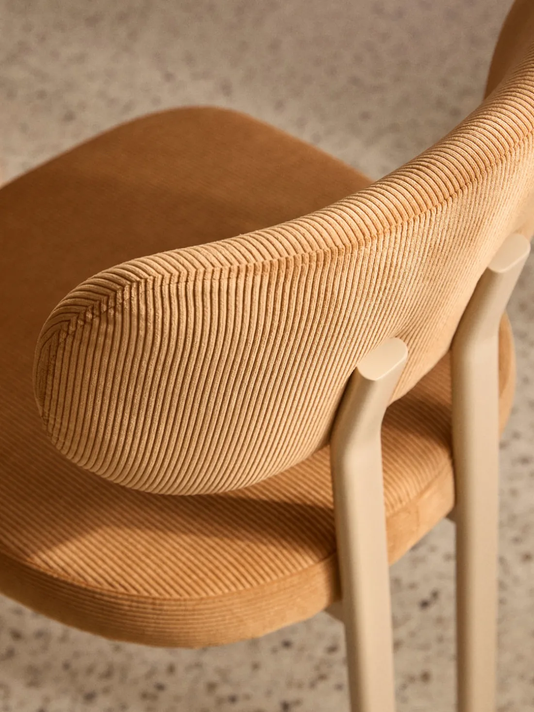 Silla tapizada de pana Adrien