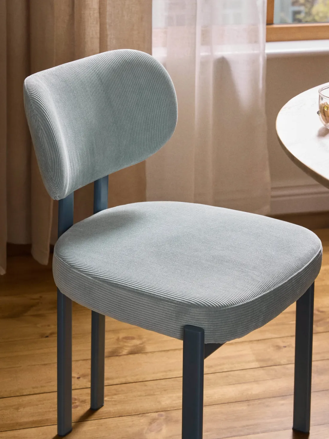 Silla tapizada de pana Adrien