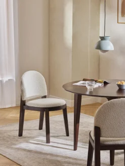 Silla tapizada en tejido bouclé Neelia