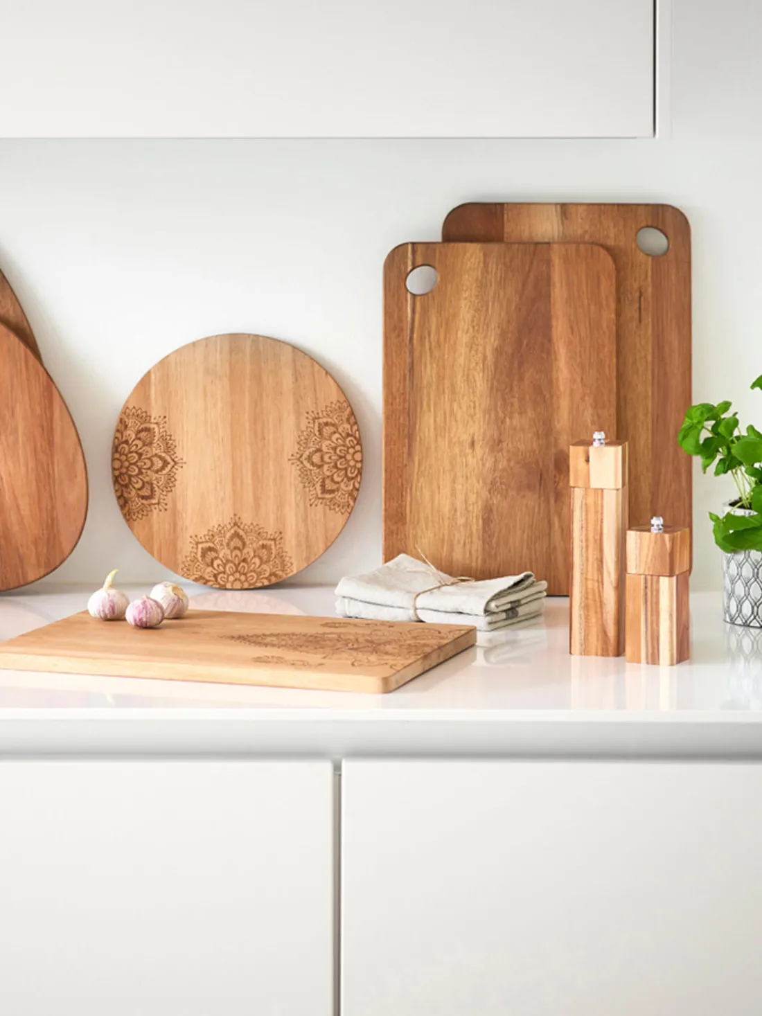 Tabla de cortar de madera de acacia Akana, tamaños diferentes