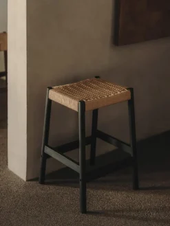 Taburete alto de madera de roble con asiento trenzado Yalia