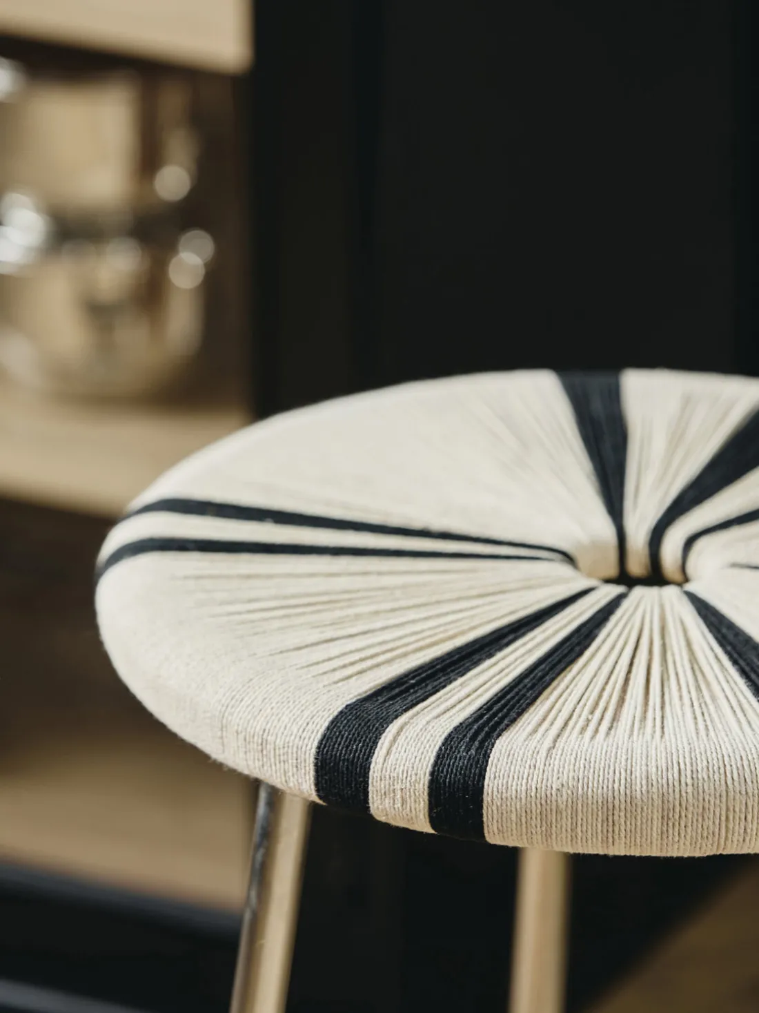 Taburete bajo Morice, negro/ivory