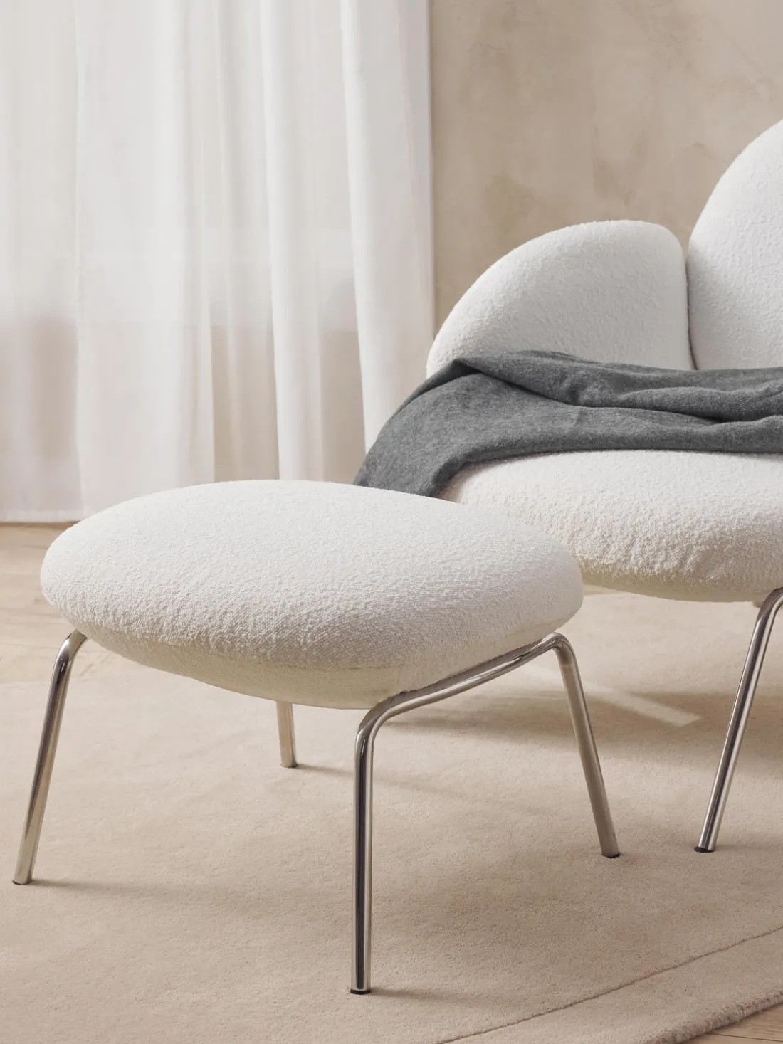 Taburete en tejido bouclé con patas de metal Luan