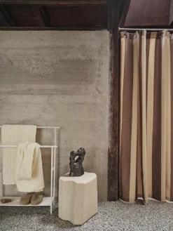 Toallero con barra Dora