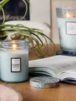 Vela perfumada artesanal California Summers (sal marina, vainilla cálida, madera de teca)