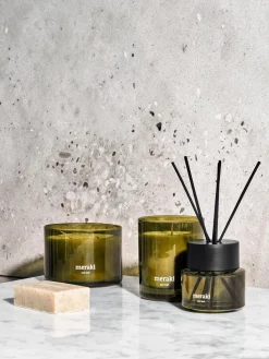 Vela perfumada de tres mechas Oud Leaf (rosa, madera de cedro, jazmín, iris y lirio de los valles)