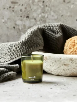 Vela perfumada pequeña Oud Leaf (rosa, madera de cedro, jazmín, lirio y lirio de los valles)