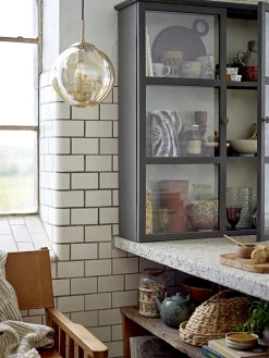 Vitrina de madera de abeto Tone