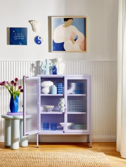 Vitrina de metal con cristal acanalado The Mixer