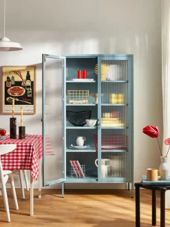 Vitrina de metal con cristal acanalado The Collector