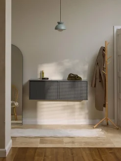 Zapatero de pared con puertas abatibles y frente acanalado Shea